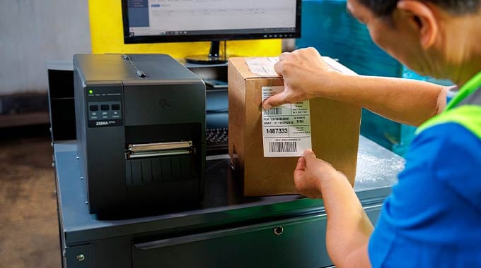 Etiket og labelprinter på pakkebord 
